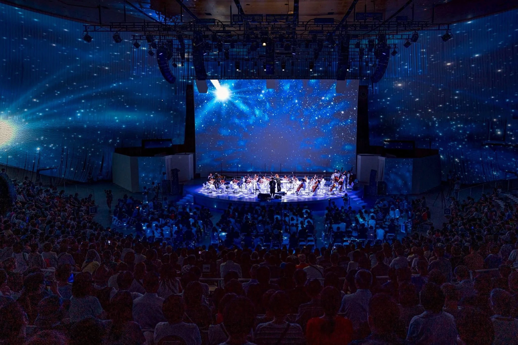 2025年9月27日、大阪・関西万博のLIFE公演。宇宙の映像に包まれたシャインハットのステージと客席