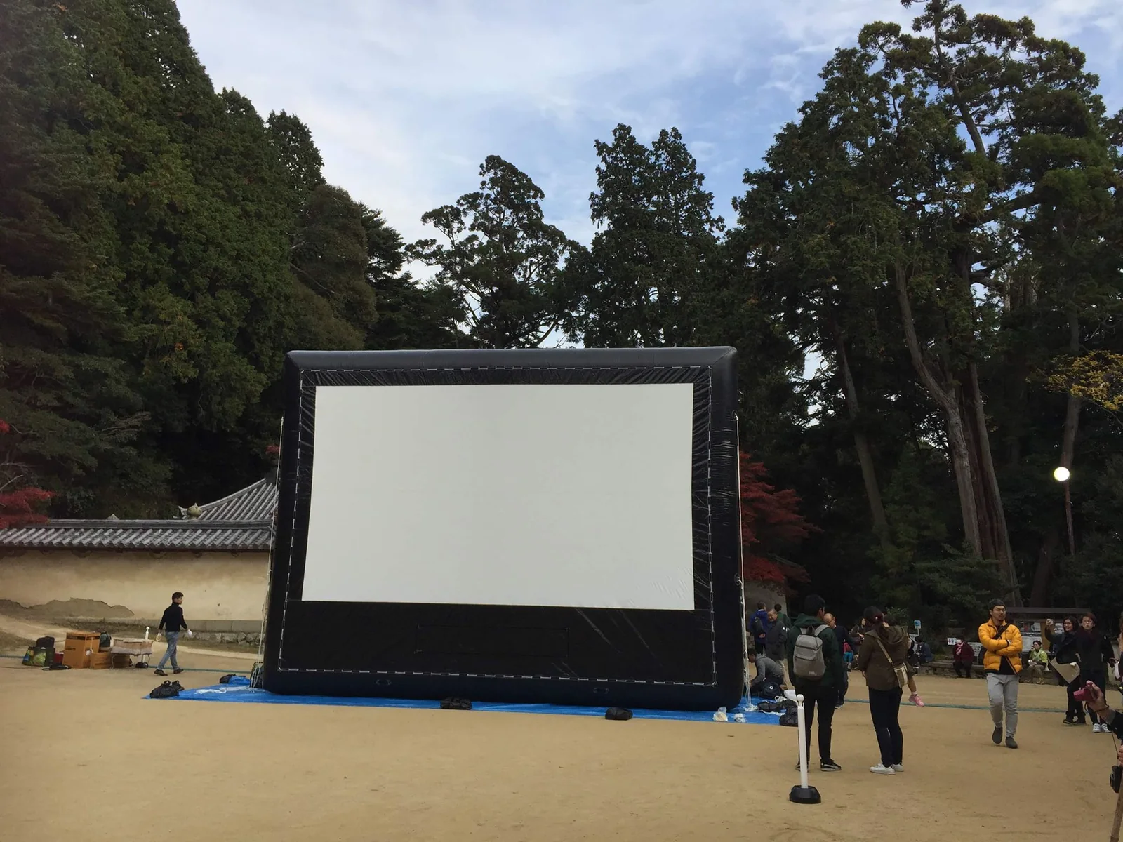 書写山に現れた巨大スクリーンの掲載写真