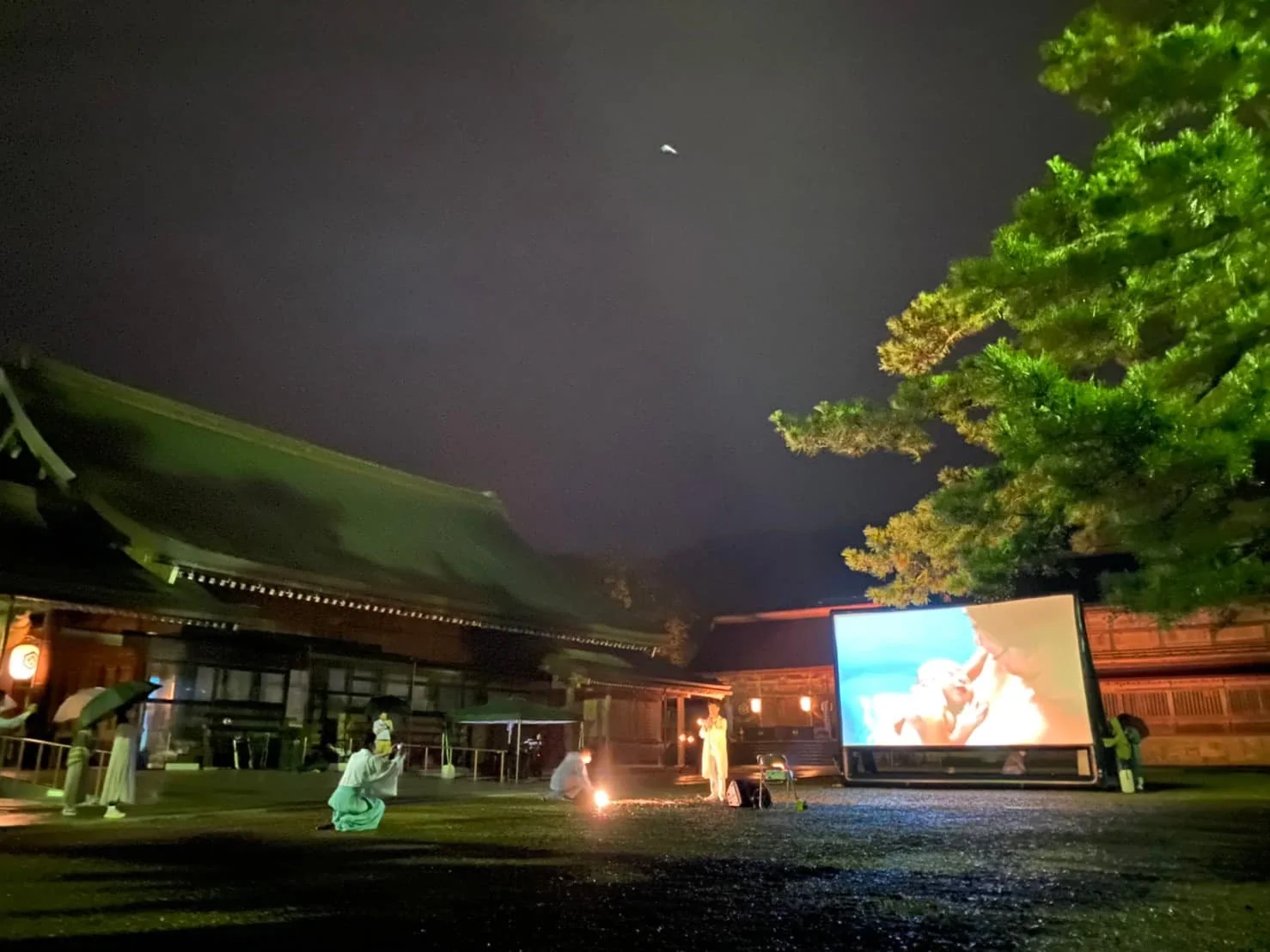 A special nighttime offering screening at Izumo Taisha